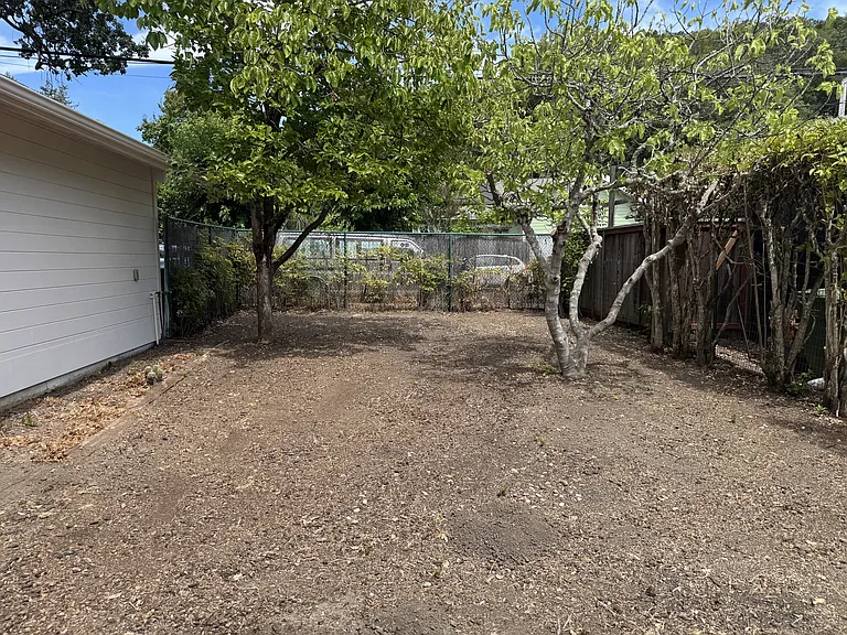 221 The Alameda — Photo 40