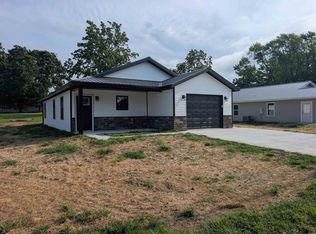 1004 Greenwood St, Washington, IN 47501