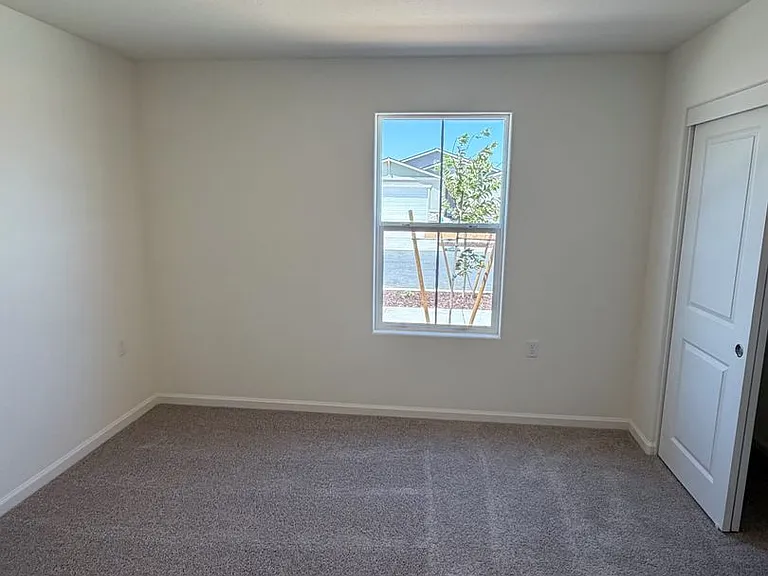 656 Skyler Ln — Photo 2