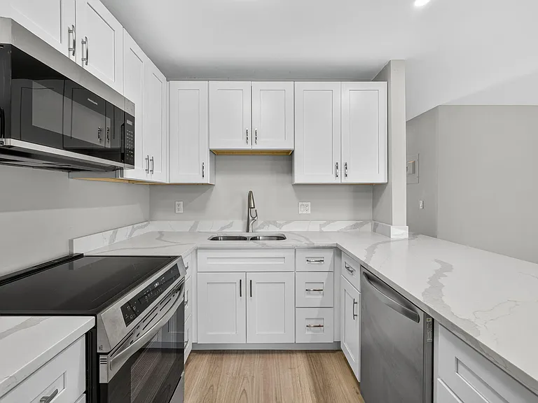 42 Easthampton B — Photo 10