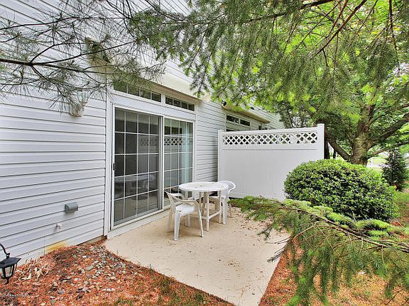 4th image of 5 Golden Willows Ave