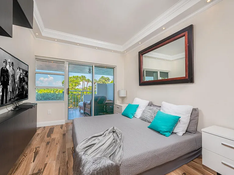 400 S Pointe Dr #307 — Photo 32