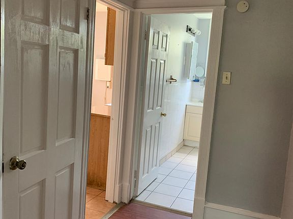 Hallway / Pasillo (Another Angle / Otro _ngulo)