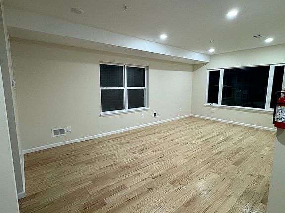 4th image of 32 William St #1