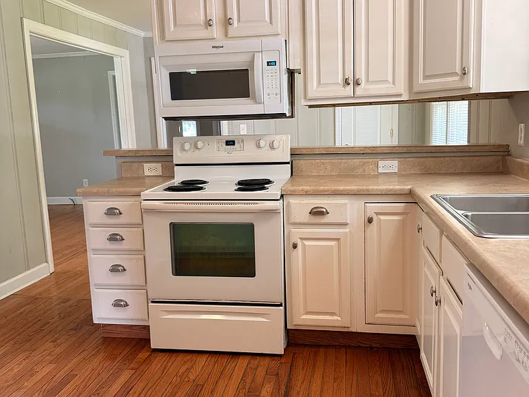 910 Sawyer Dr — Photo 2