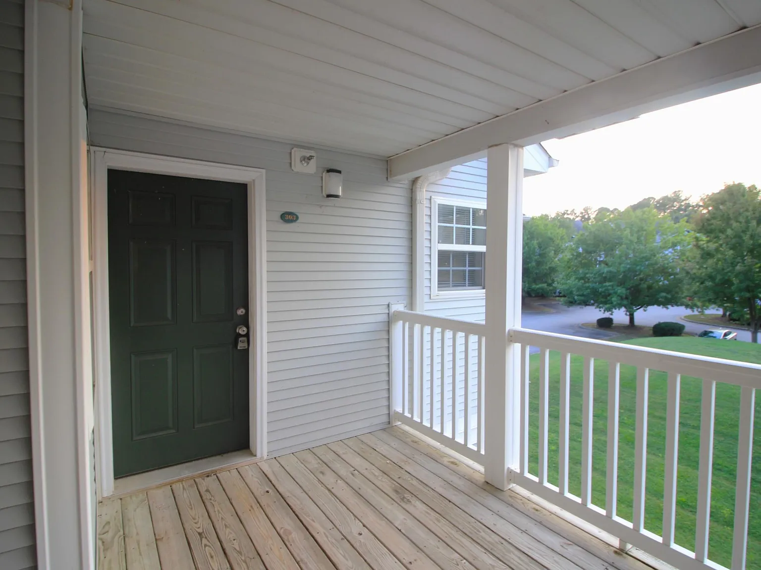 3 bed, 3.0 bath, 1257 sqft, $1,595 — Photo 2