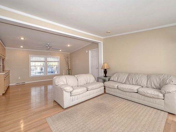 4th image of 27 Trailwood Dr