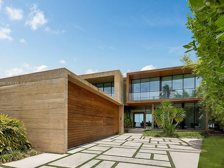 825 E Dilido Dr — Photo 3