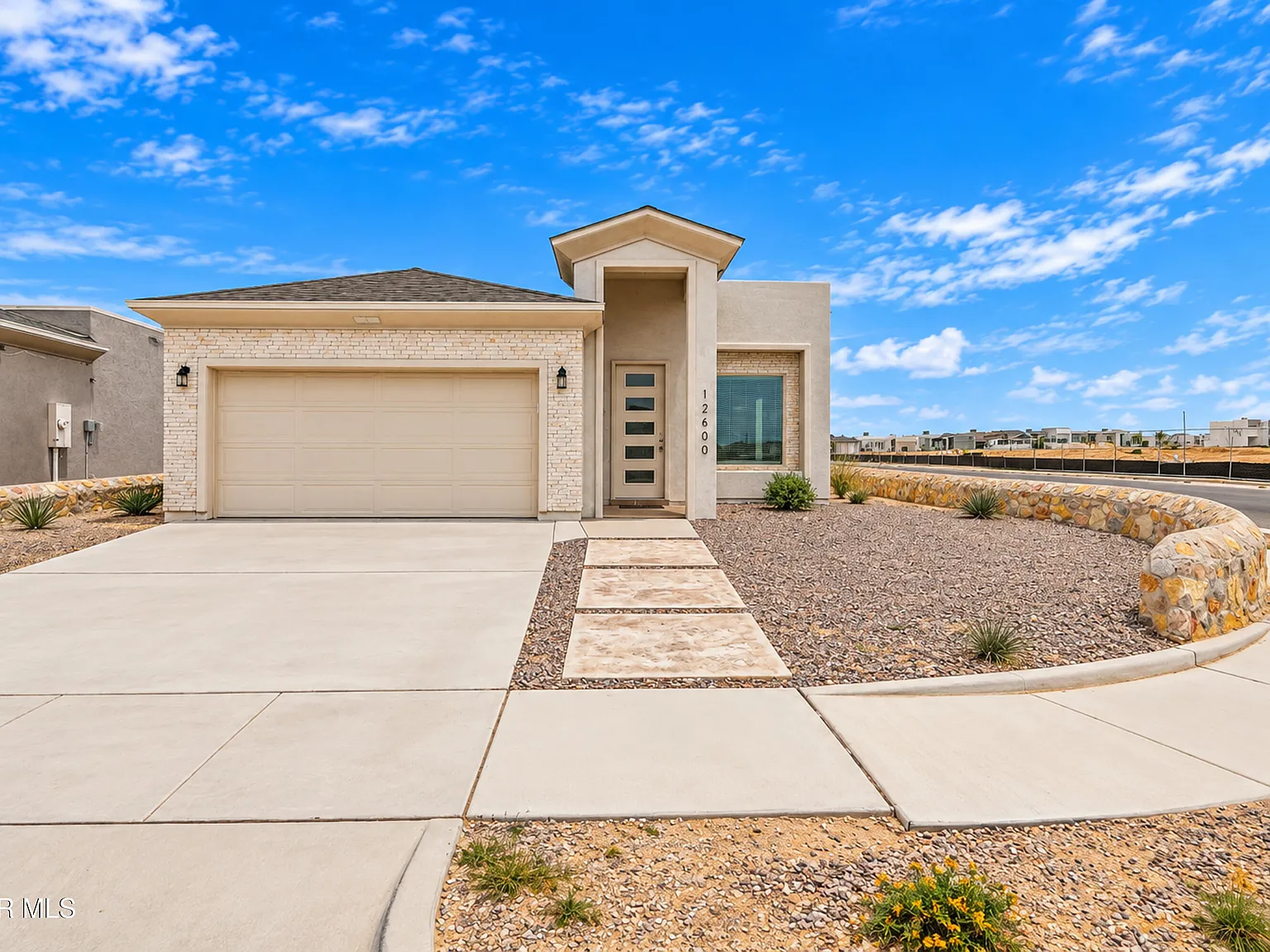 3 bed, 2.5 bath, 1826 sqft, $2,200 — Photo 2