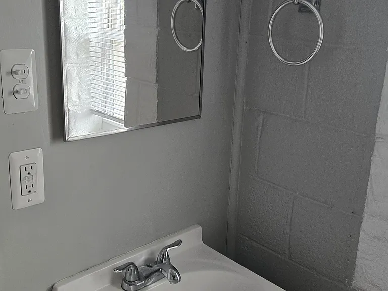 147 Webster Ave W — Photo 6