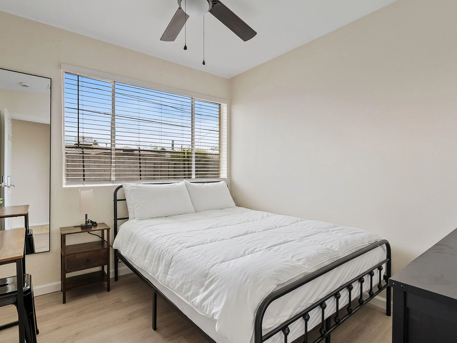 4 bed, 3.0 bath, 2300 sqft, $866 — Photo 1
