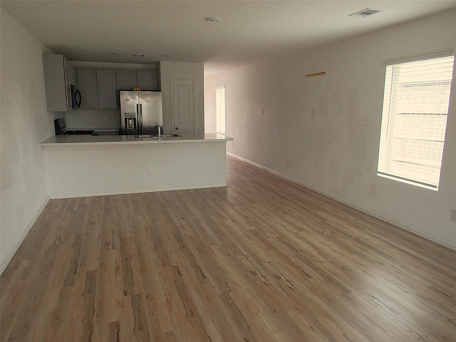 4 bed, 2.0 bath, 1683 sqft, $2,400 — Photo 3