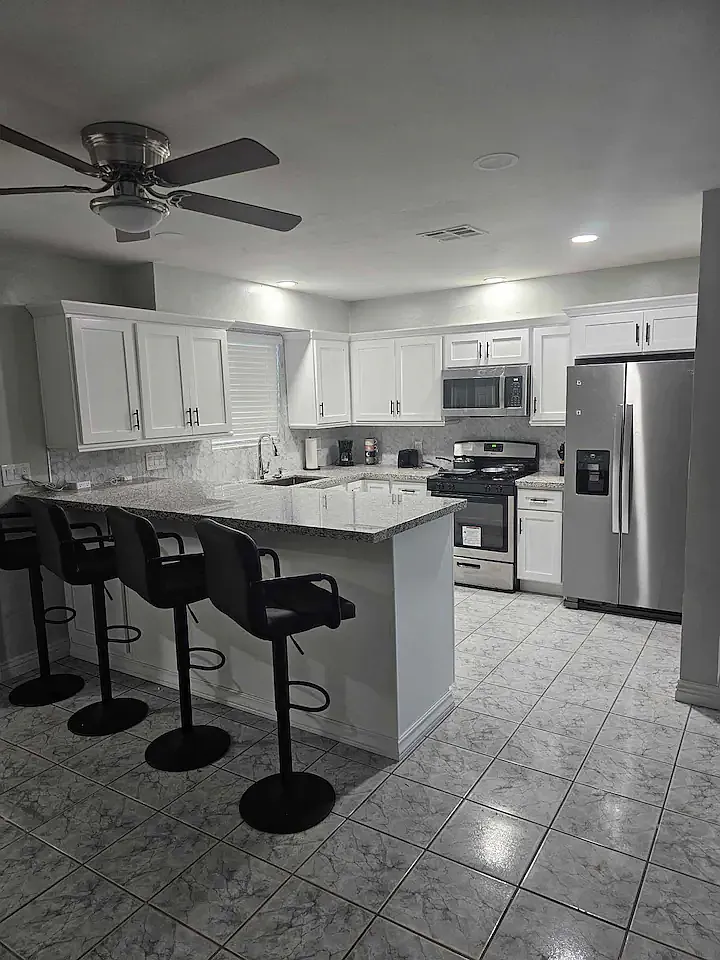 6 bed, 2250 sqft, $1,100 — Photo 2
