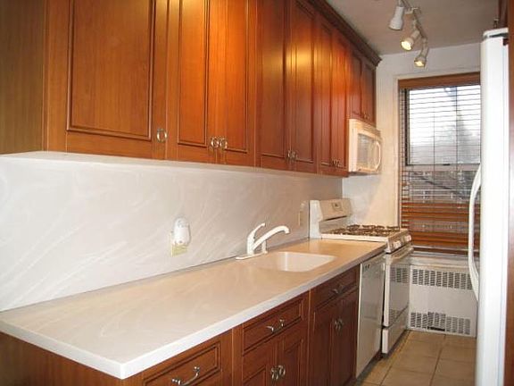 5th image of 517 Riverdale Ave