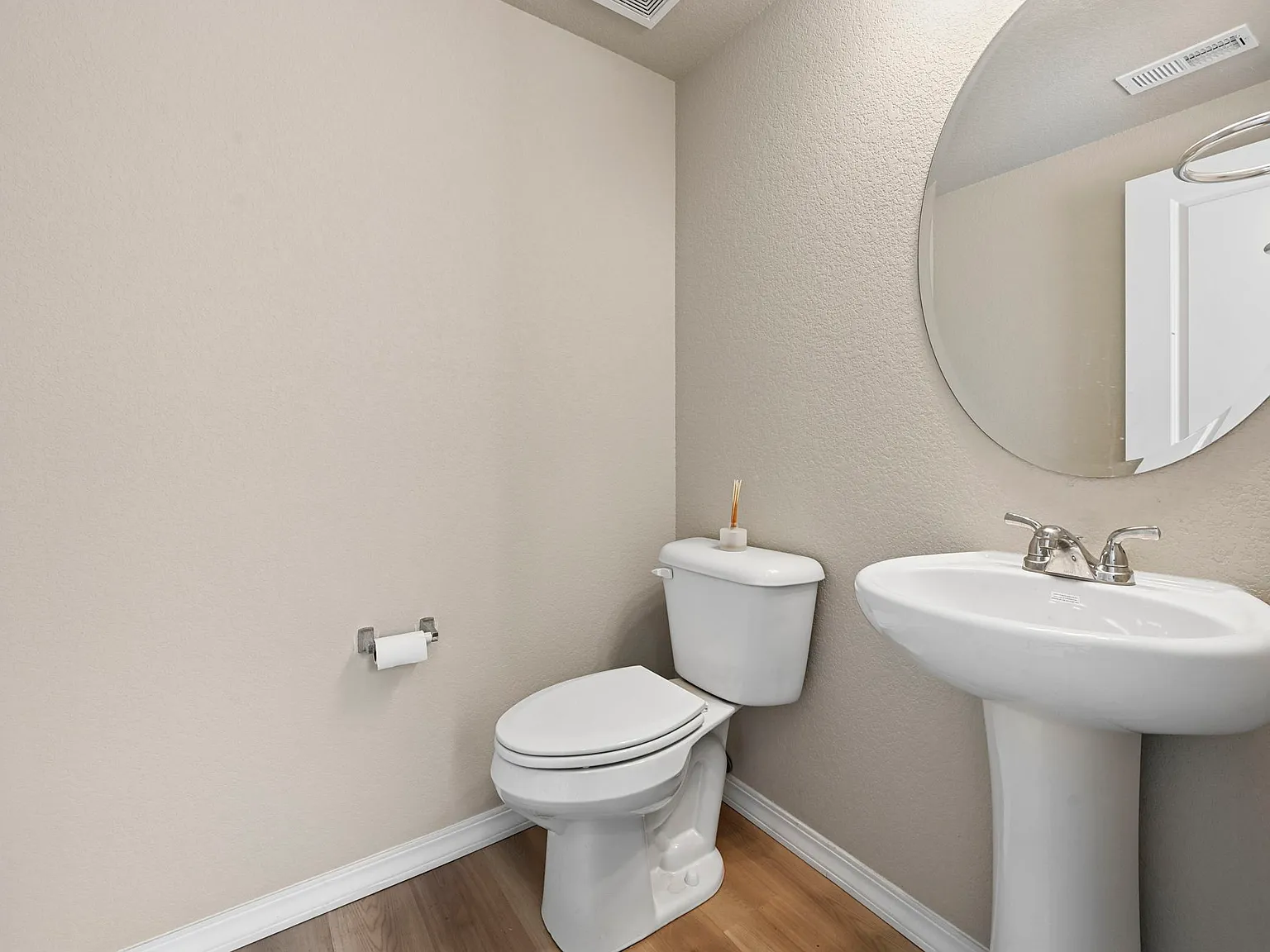 4 bed, 2358 sqft, $2,600 — Photo 4