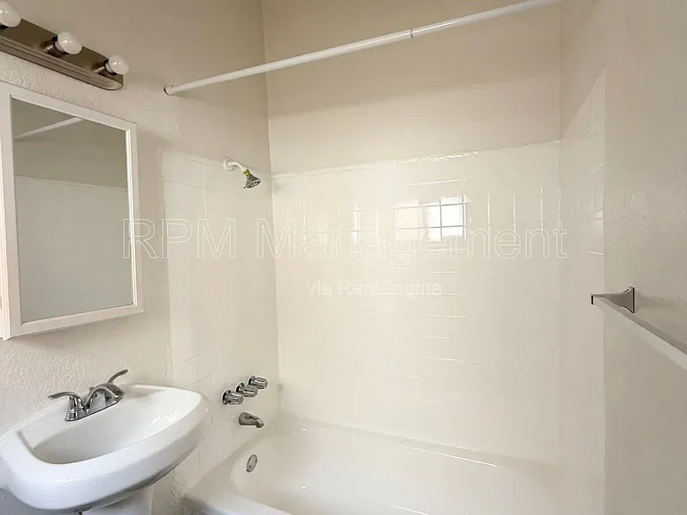 7036 Hawthorn Ave #6 — Photo 8