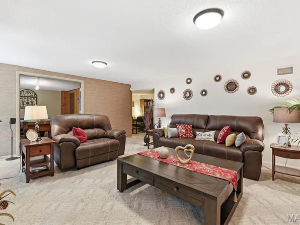 11010 Thousand Oaks Dr, Saint Louis, MO 63136