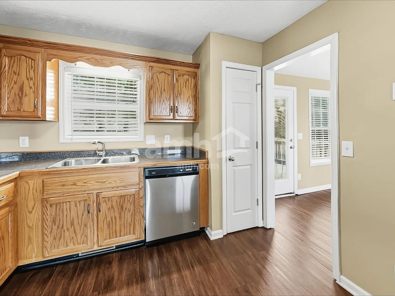 3 bed, 2.0 bath, 1976 sqft, $1,960 — Photo 3