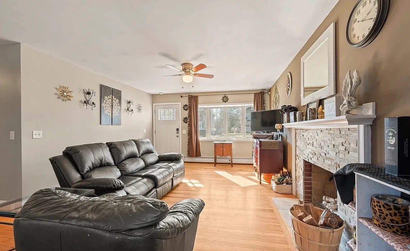 3 bed, 1.5 bath, 1300 sqft, $2,800 — Photo 3