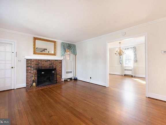 2nd image of 2210 W 9th St