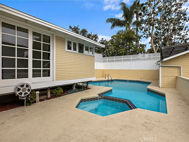 541 Oak St — Photo 3