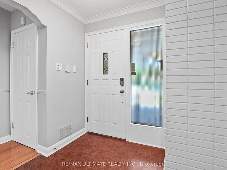 121 Elvaston Dr — Photo 2