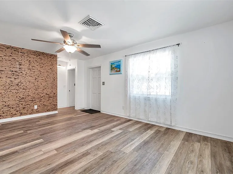 5900 Cypress St N — Photo 10