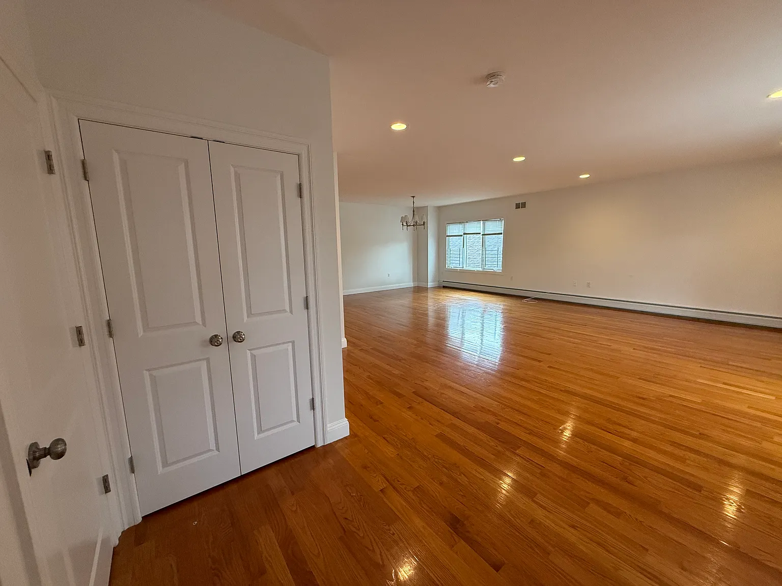3 bed, 2046 sqft, $3,885 — Photo 2