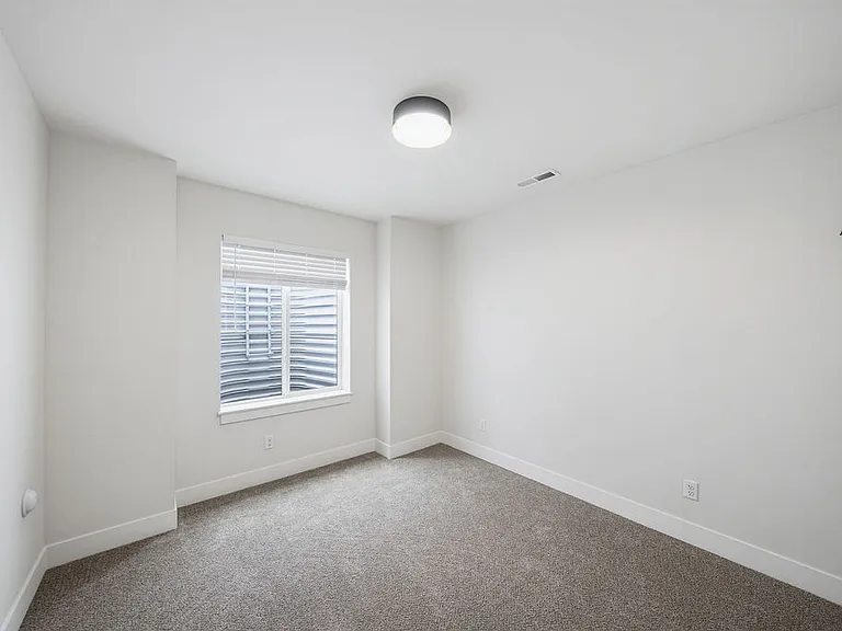 435 E River Ln — Photo 35