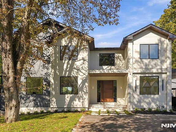 5th image of 589 Piermont Road