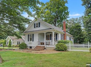 41 Poplar St, Oakland, NJ 07436