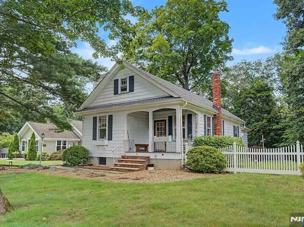41 Poplar St, Oakland, NJ 07436