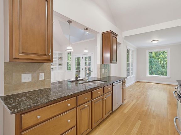 3rd image of 250 May Farm Rd
