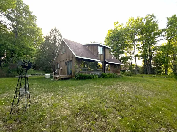 6782 Magpie Ln, Republic, MI 49879