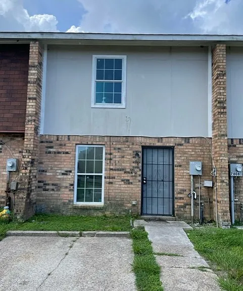 7810 N Coronet Ct — Photo 1