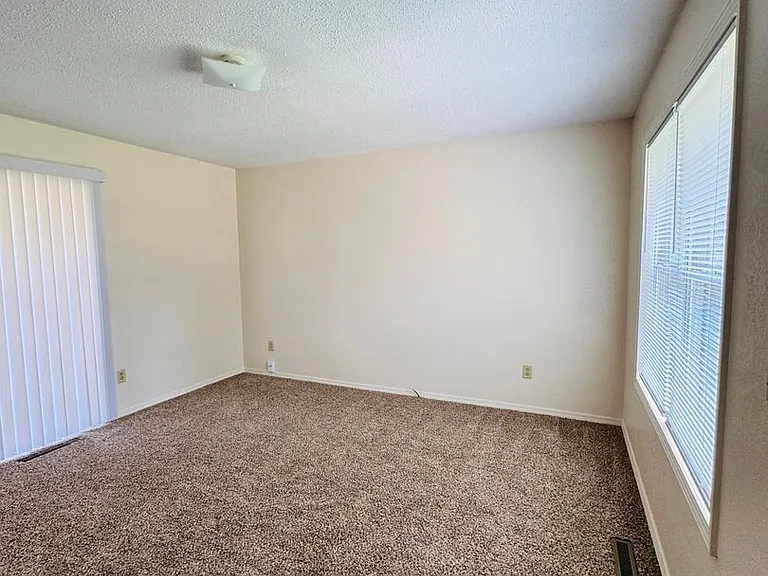 204 Howard St — Photo 4