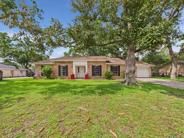 244 Narcissus Street, Lake Jackson, TX 77566