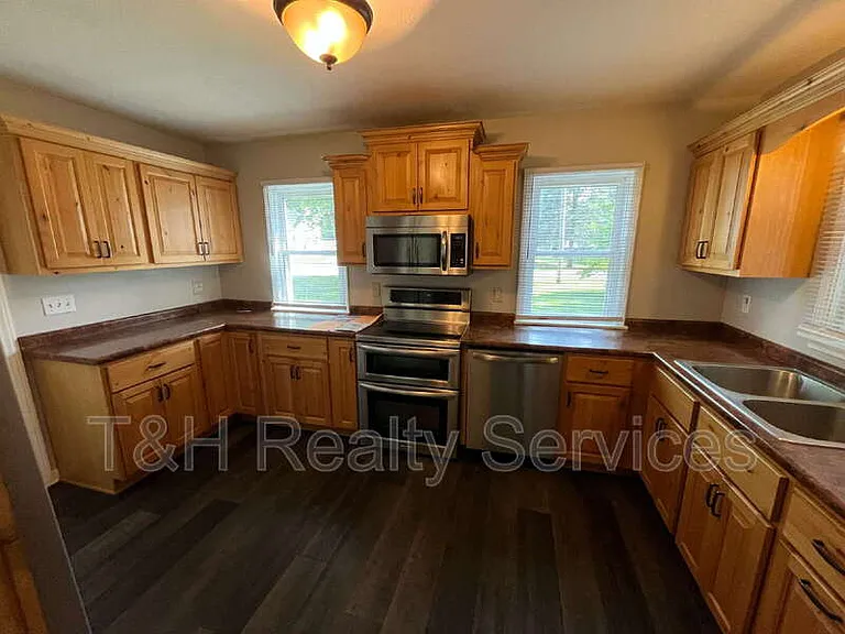 2920 E 5th St — Photo 8