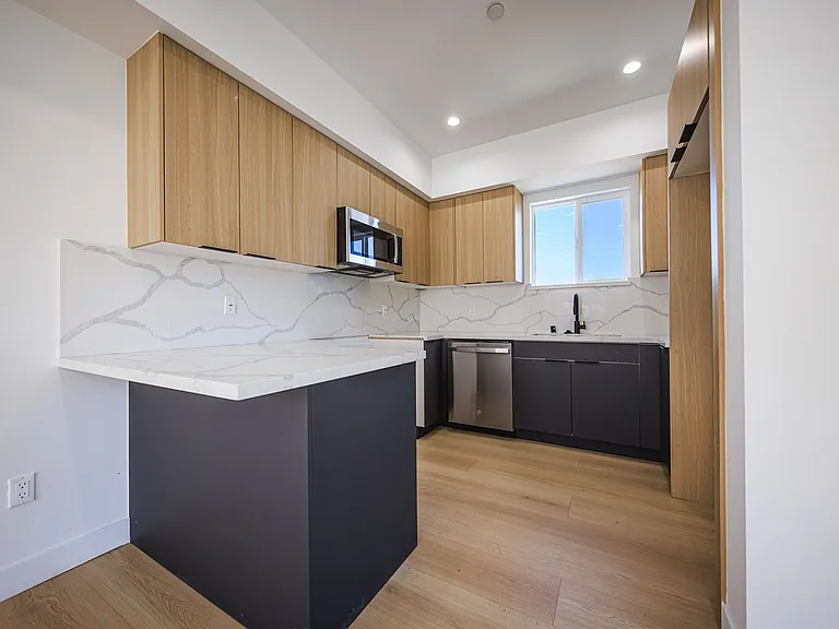 2847 S. Victoria Ave — Photo 14