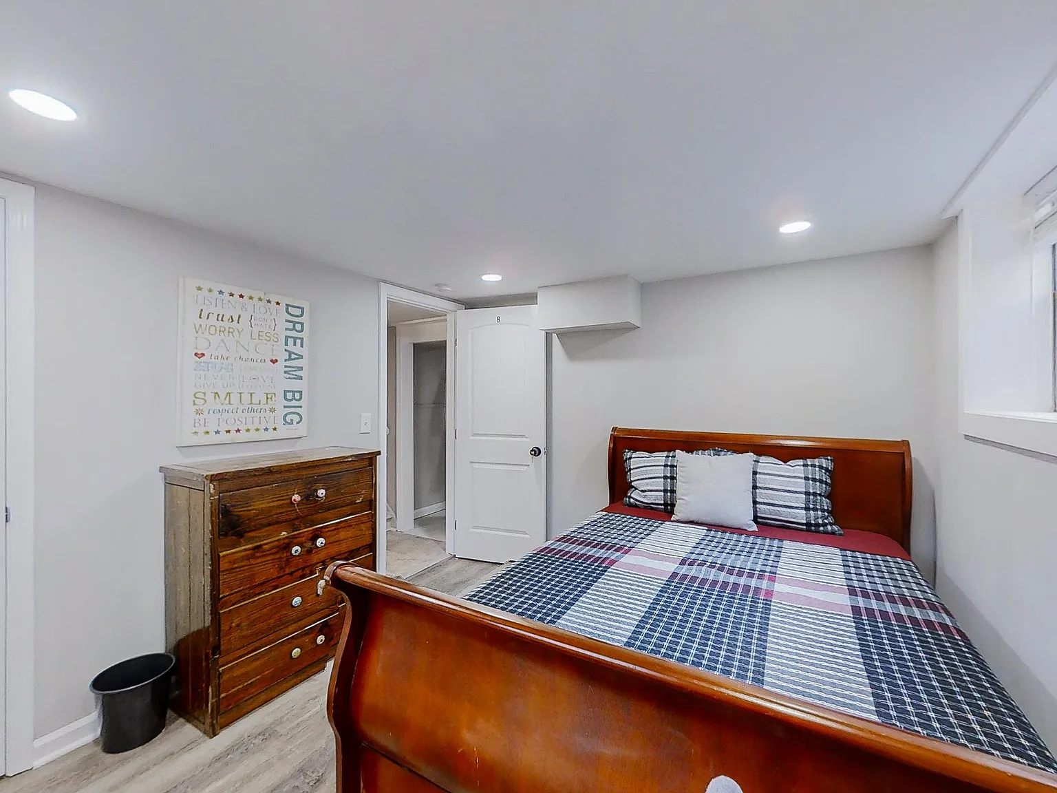 4 bed, 4.0 bath, $685 — Photo 1