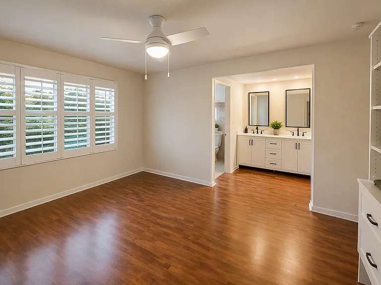 Masterbed, His and hers + Bathroom & Walking Closet