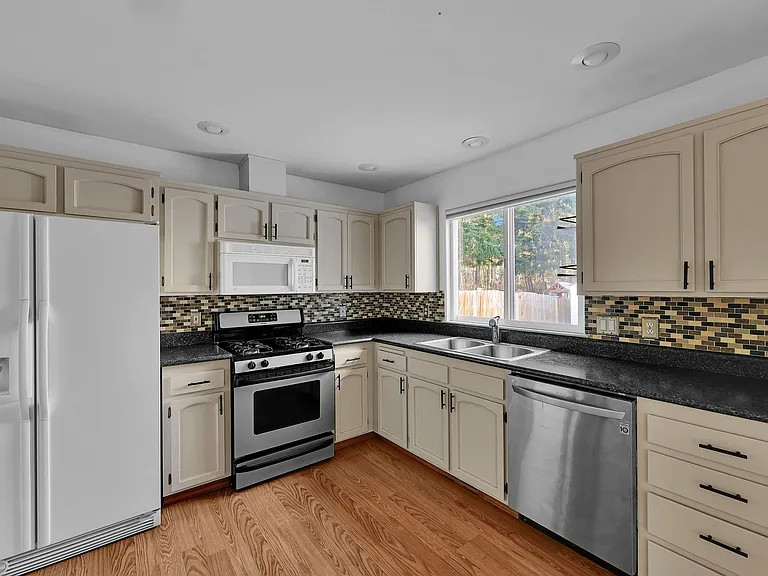 713 SW Puffin St — Photo 5