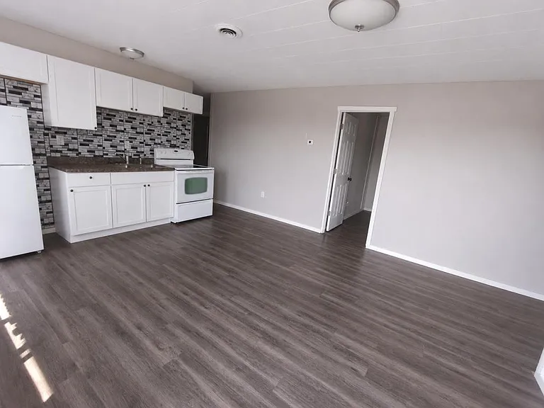 304 10th Ave NE #5 — Photo 1