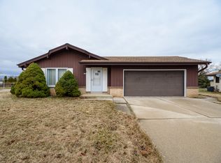 340 E Darlene Ln, Oak Creek, WI 53154