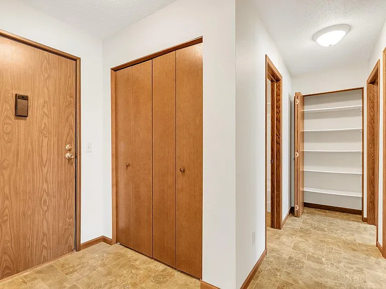 Karolyn Apartments — Photo 18
