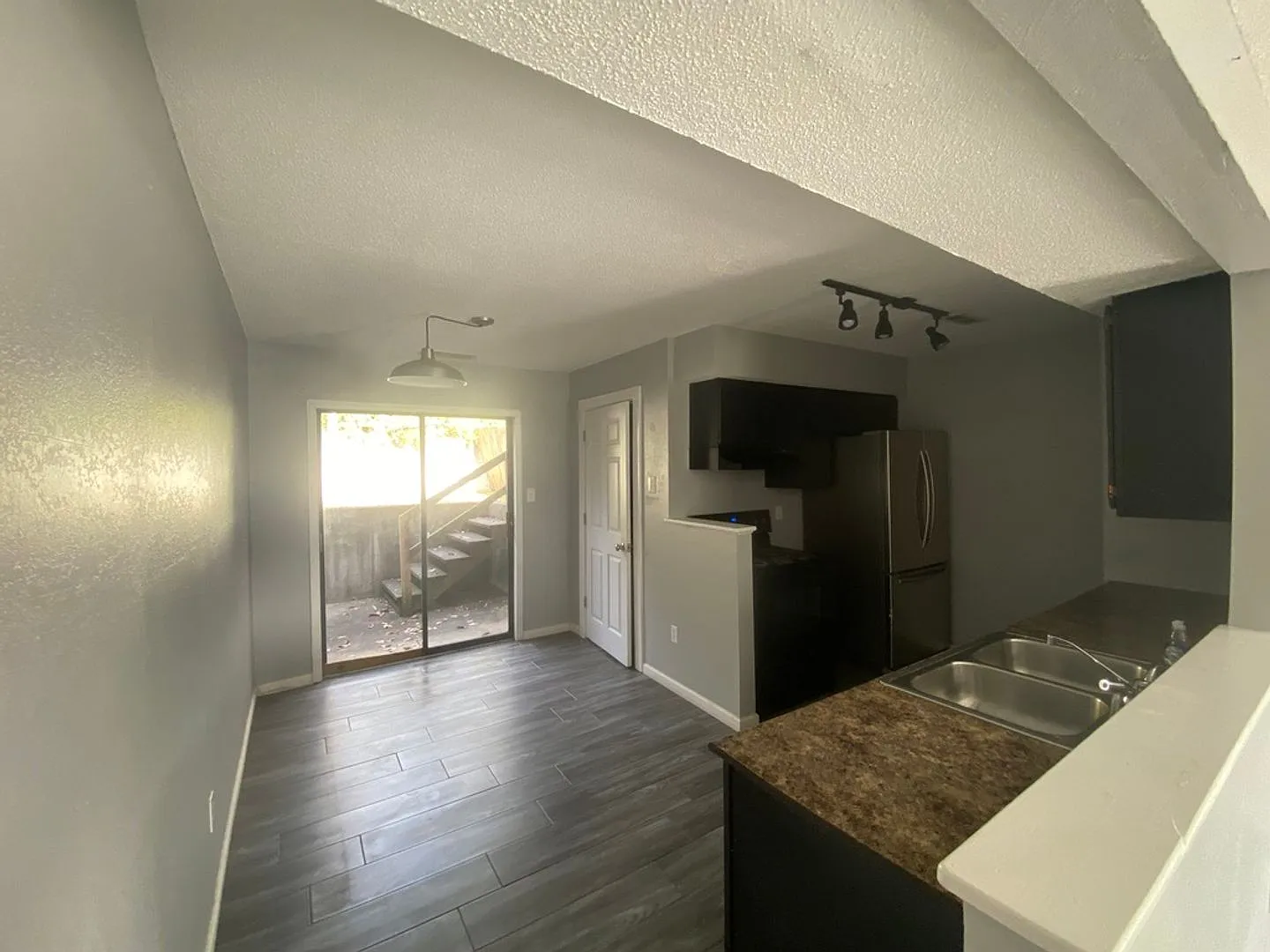 Two Level Condo in SW Columbia — Photo 4