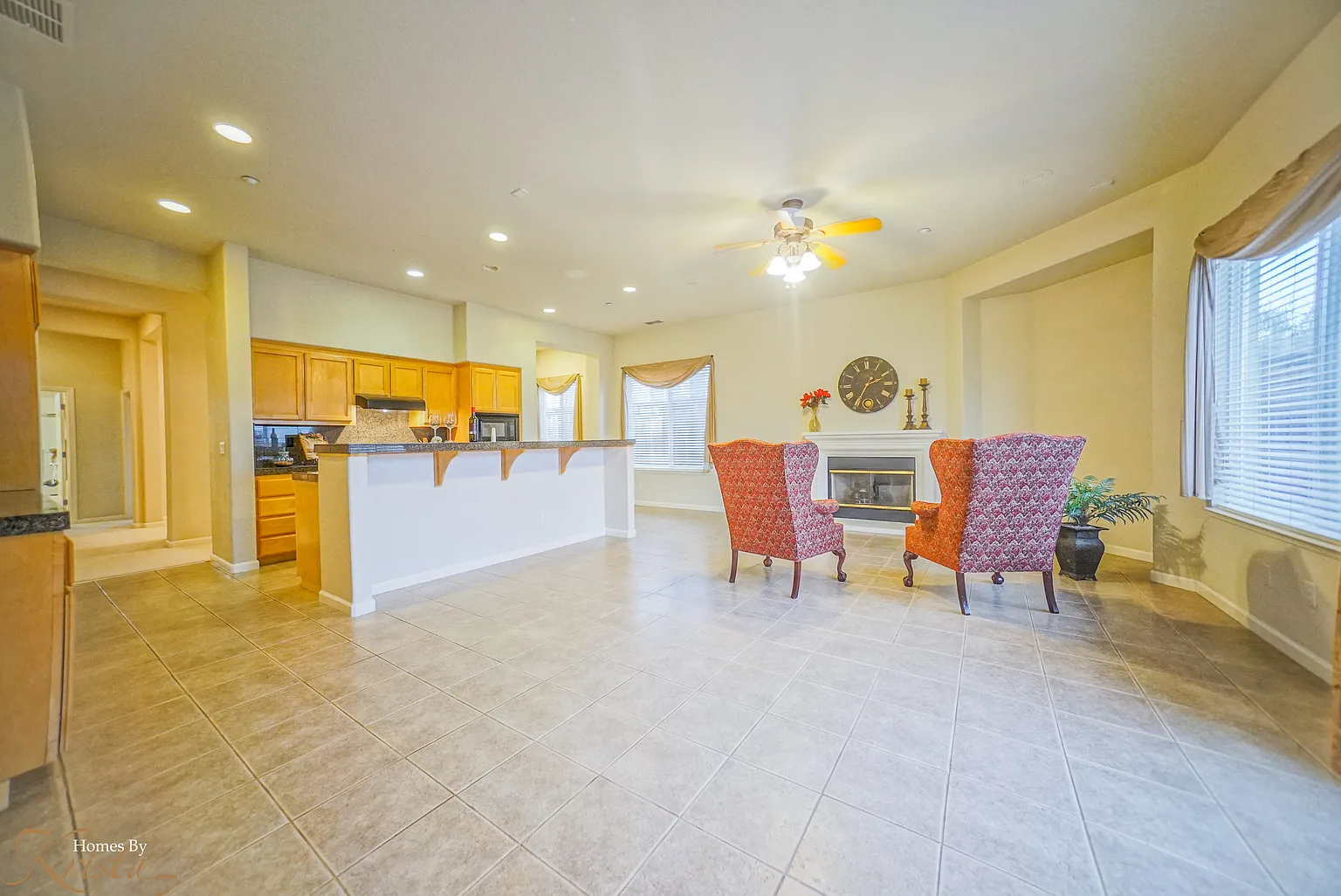 370 Roundhill Dr photo 1