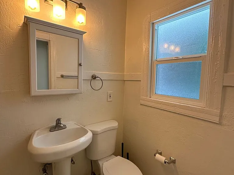 1009 E 22nd St — Photo 14