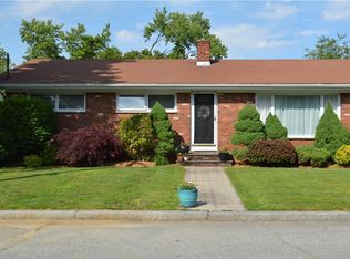 40 Lakeview Dr, Providence, RI 02910