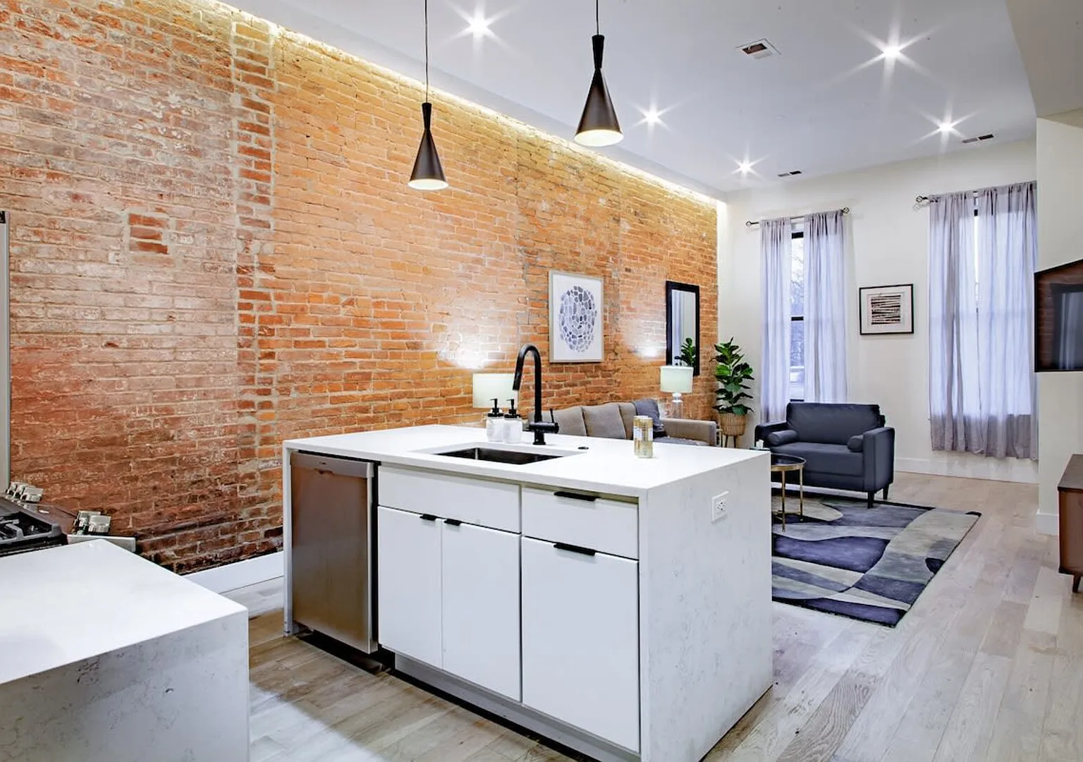 Vibrant 2-BR Luxe Flat Adjacent Eastern Market Walk to METRO, — Photo 2